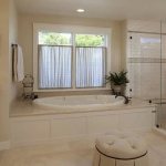 дизайн ванной комнаты в доме с окном