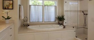дизайн ванной комнаты в доме с окном