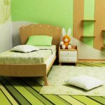 Room in shades of green with wooden shelves - panels
