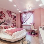 Круглая кровать в спальне розового цвета
