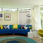 Сочетание желтой и синей мебели в гостиной
