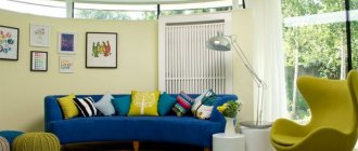 Сочетание желтой и синей мебели в гостиной