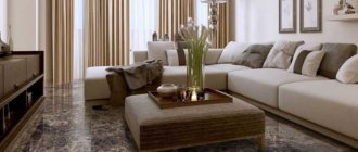Светлый диван в интерьере коричневой гостиной